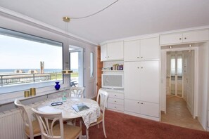 Wohnzimmer mit Blick in das Schlafzimmer