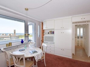 Wohnzimmer mit Blick in das Schlafzimmer