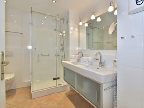 Duschbad/WC mit Zutritt zum Schlafzimmer und Wohnzimmer