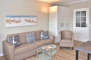 Wohnzimmer mit neuer Couchgarnitur und Sessel