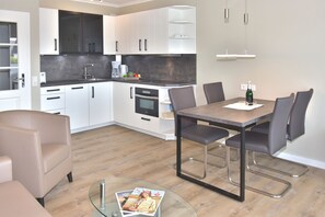 Wohnzimmer mit offener Küchenzeile