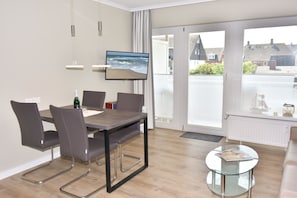 Wohnzimmer mit Essplatz und Austritt zum Südbalkon