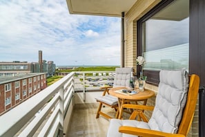 Süd-Westbalkon mit Balkonmöbel