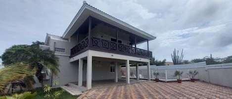 Front Villa Vivaldi Curacao