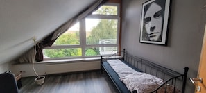 Schlafzimmer 3 mit Arbeitsplatz