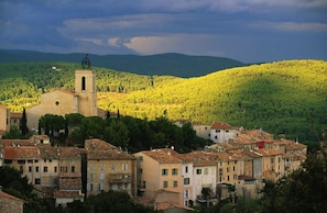 le village de Flayosc à  5 minutes à pied du gîte