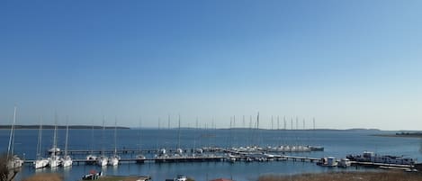 Wasserblick auf den Breeger Bodden aus dem OG