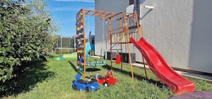 Kinderspielplatz, Rutsche, Storchennest, Schaukel, Kletterwand