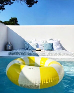 Coin détente avec matelas extérieur (fourni) pour chiller au bord de la piscine