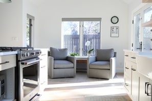 kitchen sitting area