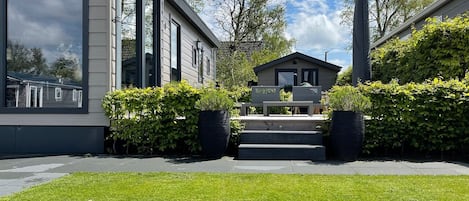 Chalet met tuin en terrassen vanaf de steiger.