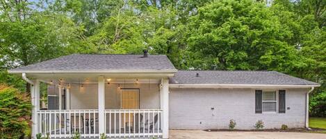 Perfectly located: Just a short drive from the airport and downtown Atlanta for easy exploration!