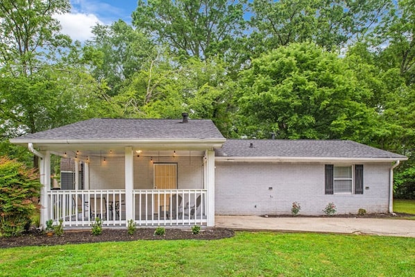 Perfectly located: Just a short drive from the airport and downtown Atlanta for easy exploration!