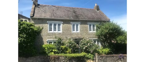 A quintessential Queen Anne cottage, datong from 1750.