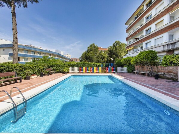 L'Eau, Ciel, Plante, Bâtiment, Piscine, Bleu Azur, Arbre, Nuage, Fenêtre, Plan D'Eau