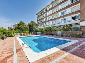 Plante, Bâtiment, L'Eau, Jour, Propriété, Ciel, Fenêtre, Piscine, Bleu Azur, Arbre