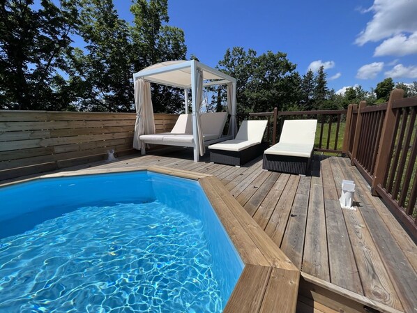 L'Eau, Ciel, Nuage, Bleu Azur, Piscine, Arbre, Bois, Mobilier De Jardin, Ombre, Rectangle