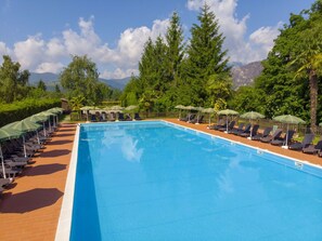 L'Eau, Nuage, Plante, Ciel, Propriété, Piscine, Bleu Azur, Arbre, Ombre, Mobilier De Jardin