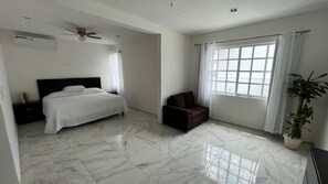 Master Suite con vista a la alberca y baño privado