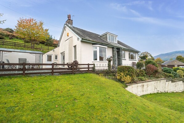 Rock Lynn enjoys an elevated position in the charming village of Braithwaite
