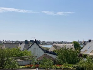 Petite vue mer sur l'anse du Loch
