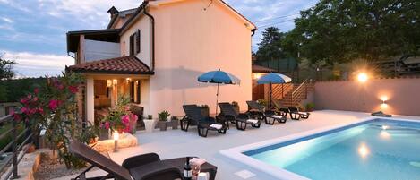 Romantischer Garten, Terrasse mit Esstisch, Pool und Liegestühlen