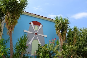 Water Side studios: The studios are surrounded by greenery. Kefalonia apartments