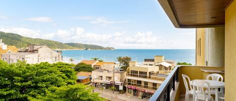 Sacada com vista parcial para o mar