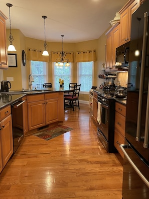 Full Kitchen with oven/cooktop, microwave, dishwasher, refrigerator & air fryer.