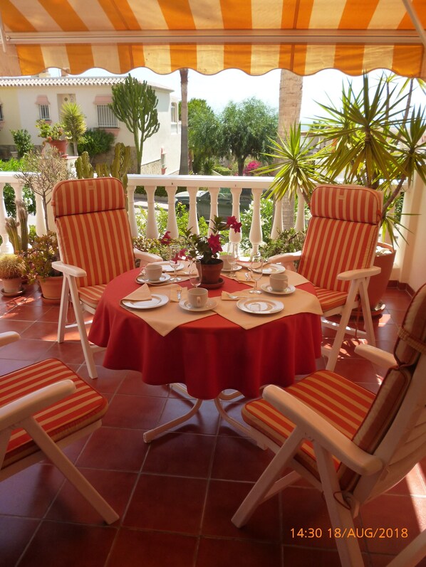 Große Terrasse 25 m², 
Aussicht Süden und Meerblick