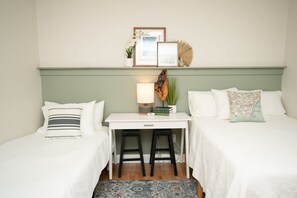 Bedroom with full and twin bed + Desk