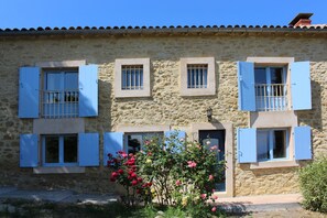 Entrance of the cottage Les Roses (Cottage located on the first floor)