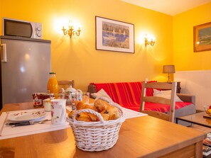 Gite les Roses, dining room
