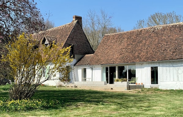 Vue depuis le parc sur la maison, de plain-pied et d'une surface de 200 m2