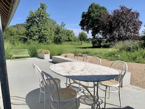 Vue depuis la grande pièce de vie, sur la terrasse de 40 m2