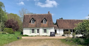 A gauche une maison de plus de 600 ans, à droite une ancienne étable