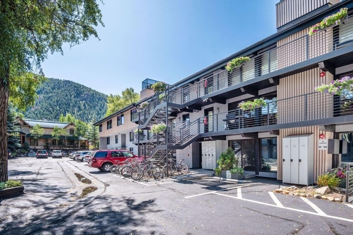 Chateau Roaring Fork Unit 38 | Condo with Private Deck, 4 Blocks from Downtown