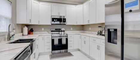 Big and open fully equipped chef's kitchen w/ Cuisinart cookware. 