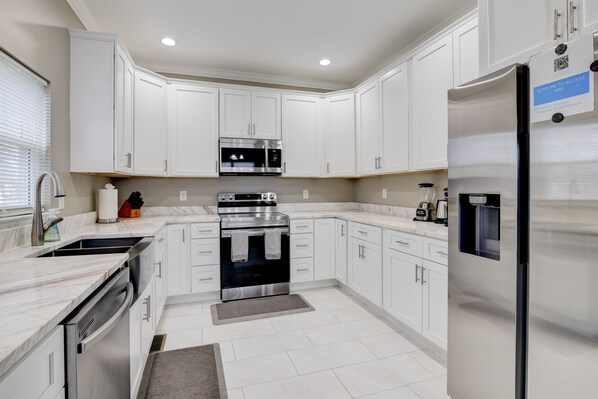 Big and open fully equipped chef's kitchen w/ Cuisinart cookware. 