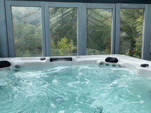 Indoor spa tub