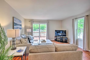 Living Room | Smart TV | Deck Access