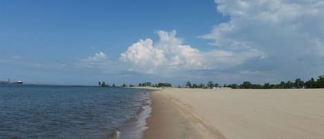 Pere Marquette Beach (5 min walk)