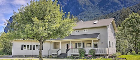 North Bend Vacation Rental | 4BR | 3.5BA | 3,390 Sq Ft | Stairs Required
