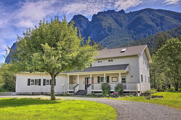 North Bend Vacation Rental | 4BR | 3.5BA | 3,390 Sq Ft | Stairs Required