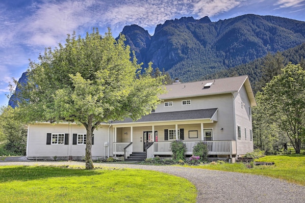 North Bend Vacation Rental | 4BR | 3.5BA | 3,390 Sq Ft | Stairs Required