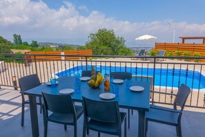 Table set for super Dining al Fresco