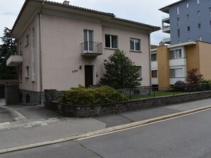 Plante, Bâtiment, Fenêtre, Ciel, Surface De La Route, Maison, Asphalte, Lot Terre, Design Urbain, Quartier