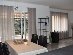 Plante, Table, Meubles, Rideau, Plante D'Appartement, Confort, Textile, Bois, Design Intérieur, Salon