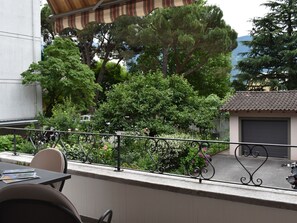 Bâtiment, Propriété, Plante, Chaise, Arbre, Clôture, Ombre, Design Urbain, Fenêtre, Quartier