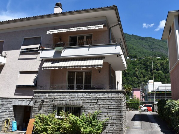 Plante, Ciel, Bâtiment, Nuage, Propriété, Fenêtre, Maison, Arbre, Design Urbain